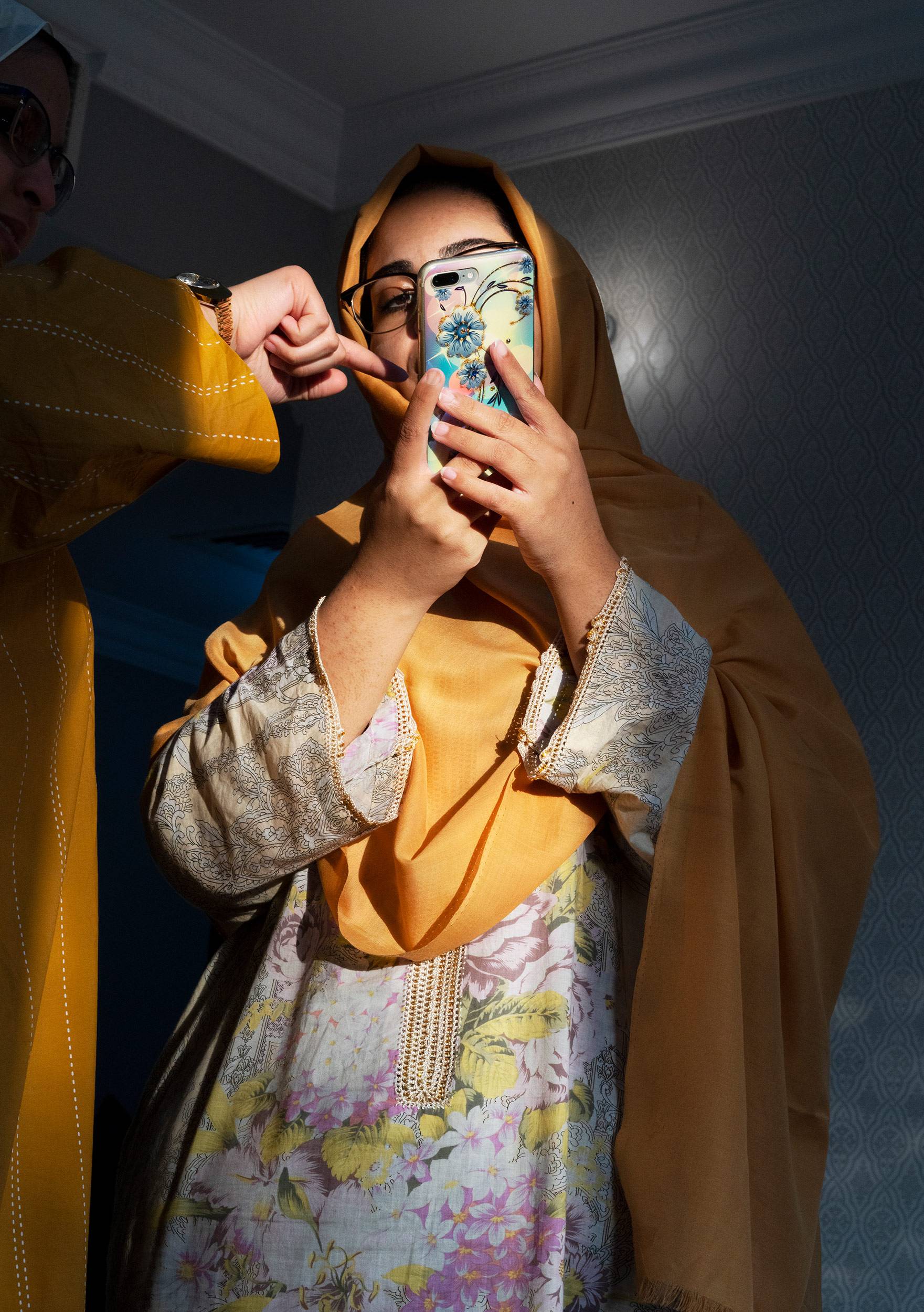 Farah Al Qasimi, S and A on the Phone, from the series « Imitation of Life » / Courtesy of The Third Line and Helena Anrather